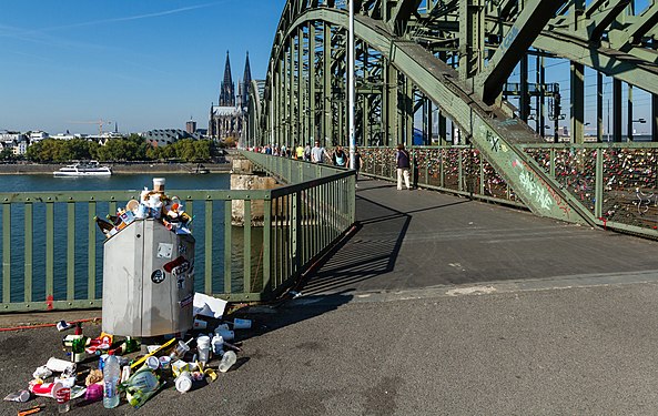 Mülleimer an der Hohenzollernbrücke in Köln Trash can at the Hohenzollern Bridge in Cologne