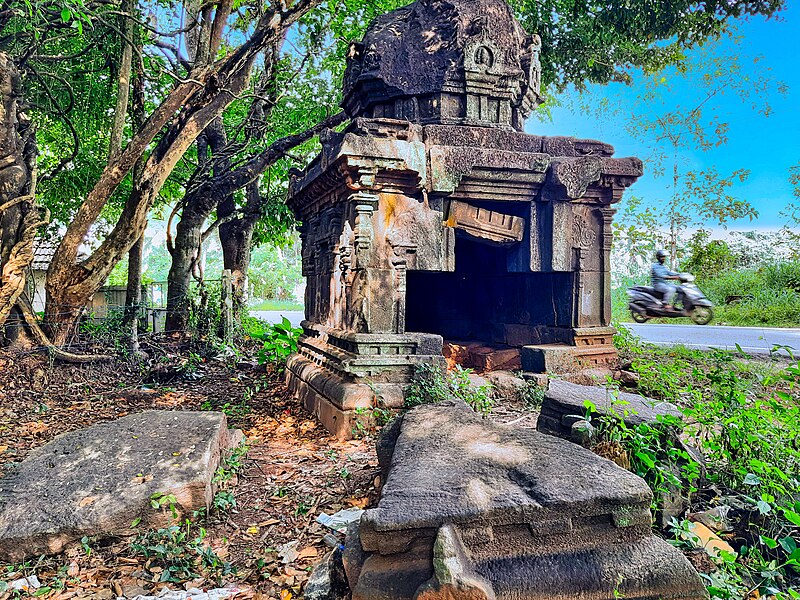 File:010072022 Kattilmadam Temple, Chalapuram Kerala 094.jpg