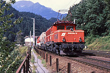 ÖBB 1020 007-9 mit Güterzug auf der Brennerbahn (1992)