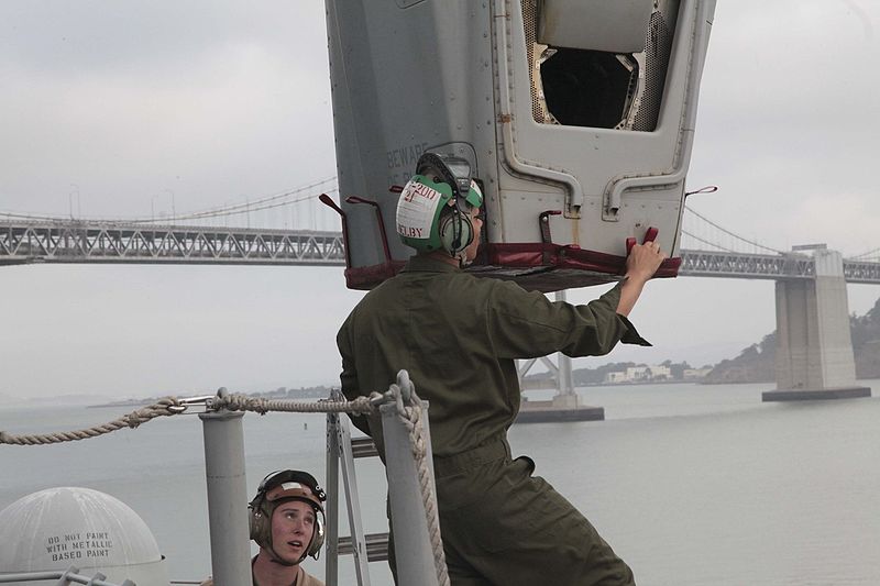 File:13th MEU Marines keep 'birds' flying high 121004-M-IO267-117.jpg