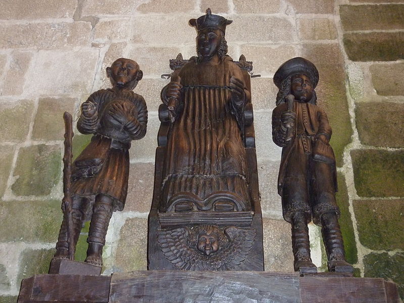 File:15 Tréguier Cathédrale groupe statuaire saint Yves entre le riche et le pauvre.JPG
