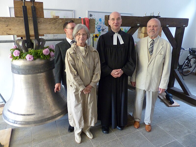 File:16. Pastor Ebel, Küster Dornau, Stifterehepaar Dr. Pinzke.JPG