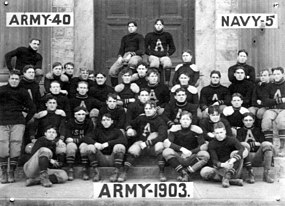 1903 Tentara Tim Sepak bola - Horatio B. Hackett depan dan center.jpg
