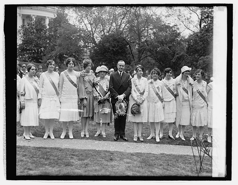 File:1927 Coolidge with Daughters of 1812 April26 LC npc2007016824.jpg