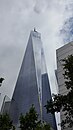 Het One World Trade Center gezien vanaf het 9/11 monument in mei 2017.