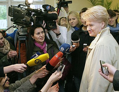 Даля Грибаускайте дає інтерв'ю під час своєї президентської кампанії в 2009