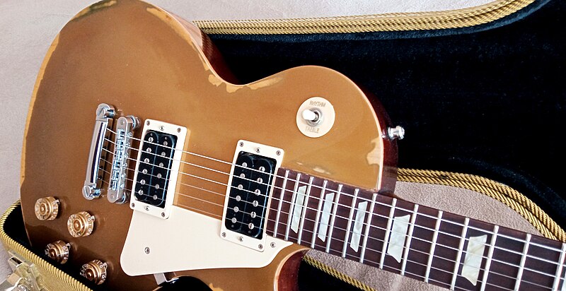 File:2012 Gibson Les Paul Tribute Goldtop (SN 112221331) 16 body from top side (uploaded on 2022-04-08 by Bad Dog Rock).jpg