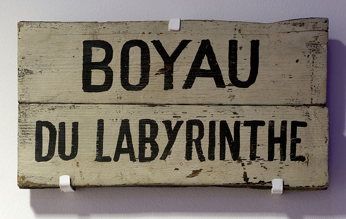Panneau de signalisation "Boyau du Labyrinthe" (France).