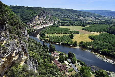 Blick entlang der Steilwände aus Oberem Coniacium ins Dordognetal bei La Roque-Gageac