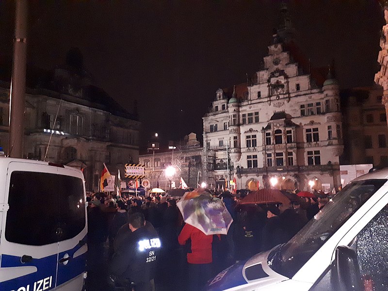 File:20170306 Pegida-Demo Schloßplatz.jpg