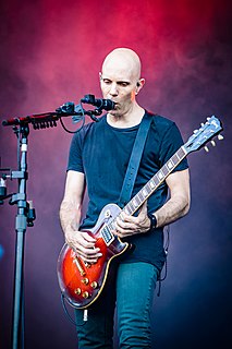 <span class="mw-page-title-main">Billy Howerdel</span> American guitarist (born 1970)