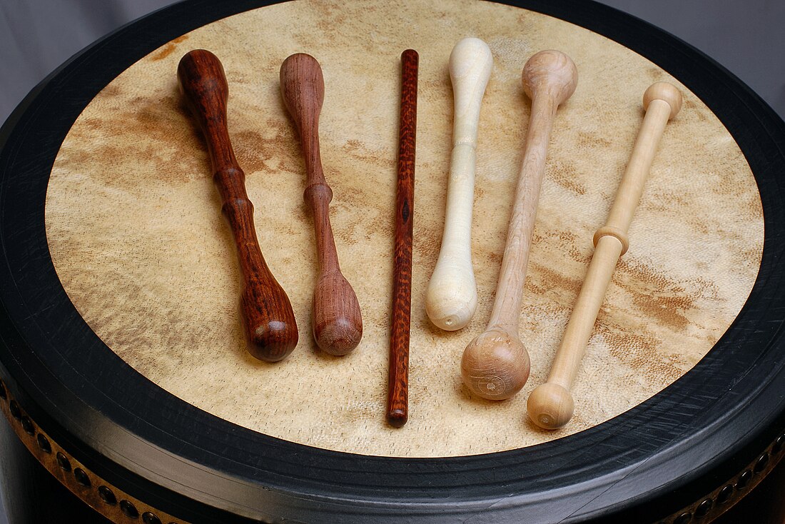 File:203-0136 bodhran tipper-beater-cipin-stick hinnerk-ruemenapf-v01-i01-h2000.jpg