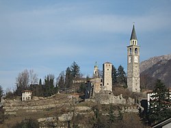 Artegna - veduta con campanile e castello