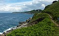 Poullan-sur-Mer : le GR 34 à l'est de la Pointe de la Jument en direction de la Pointe des Roches Blanches que l'on aperçoit à l'arrière-plan.