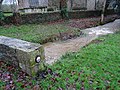 Saint-Thuriau ː le ruisseau de la Fontaine Névé en période de fortes pluies à proximité de la chapelle de Gohazé et juste avant sa confluence avec le Blavet. Le cercle sur le muret indique le niveau atteint par l'eau lors de la crue du Blavet en janvier 2001.