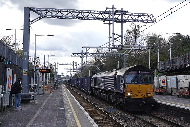 File:66424 passes Upper Holloway 9th April 2021.jpg