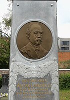 Medaillon in brons op arduinen obelisk, graf van Alfons Lamborelle, Lokeren Kerkhof Oude-Brug