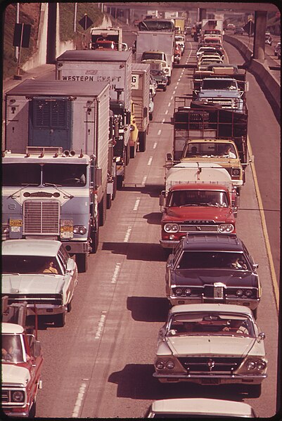 File:APPROACHING INTERSTATE BRIDGE OVER THE COLUMBIA RIVER ON ROUTE 1-5 - NARA - 548084.jpg