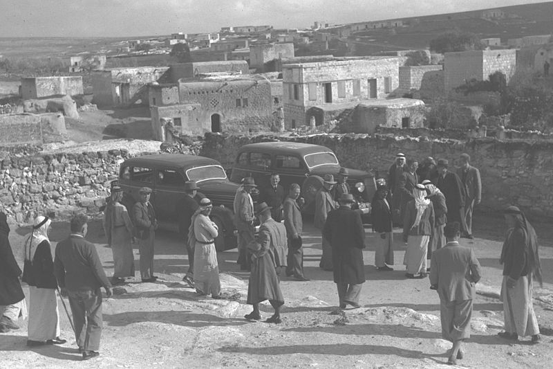 File:A DELEGATION OF SETTLERS FROM ZICHRON YA'ACOV AFTER THEIR ARRIVAL FOR A FRIENDLY MEETING AT THE NEIGHBORING VILLAGE OF SUBRIN. משלחת מתיישבים יהודים מD1-070.jpg