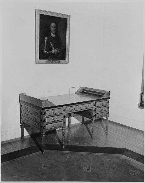 File:A copy of a desk used by George Washington, made for use in the White House during the administration of President... - NARA - 199967.jpg