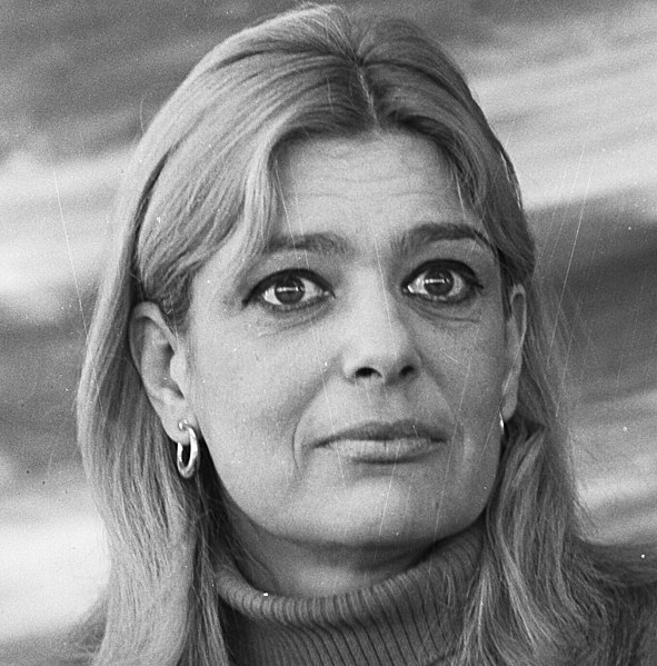 File:Aankomst Melina Mercouri . Melina Mercouri tijdens persconferentie in het NVV-ge, Bestanddeelnr 921-3504 (cropped).jpg