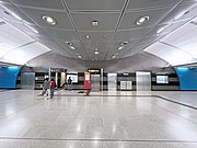 位於東鐵綫月台所在的L5層南端的洗手間以及連接南港島綫月台的其中一部升降機（2022年5月）