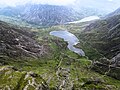 Llyn Idwal, a Llyn Ogwen yn y cefndir