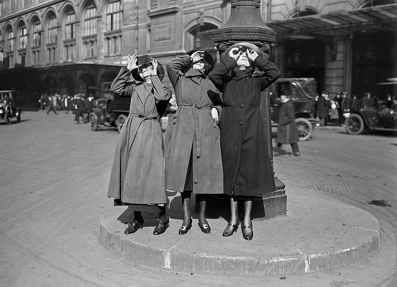 File:Agence Rol, L’éclipse, gare Saint-Lazare, 1921.jpg