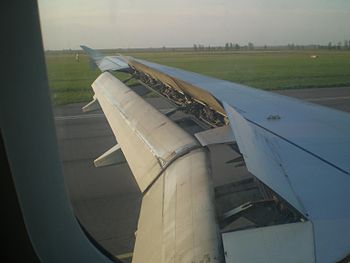 A319 se linkervlerk met sy drukvin vol ontplooi gedurende landing. S7 Airlines, Moskou-Pavlodar.