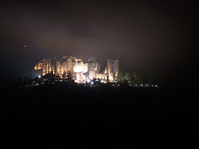 القلعة ليلاً.