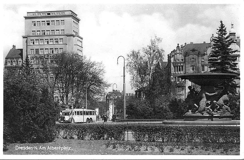 File:Albertplatz brunnen bus.jpg