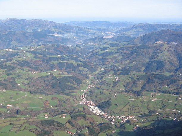Amezketa at the foot, the Hernio massif to the far left, the Oria valley and Donostia in the distance