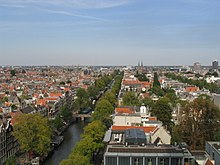 Zdjęcie wykonane ze szczytu kościoła Westerkerk przedstawia kanał Prinsengracht i dachy okolicznych budynków