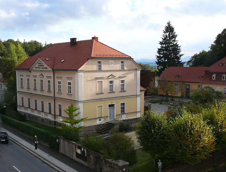 File:Archivgebäude.jpg