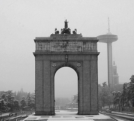 纪念西班牙内战而修建的马德里凯旋门（英语：Arco de la Victoria）