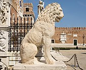 Pireuslejonet i Venedig, med idag delvis bortfrätta runristningar.