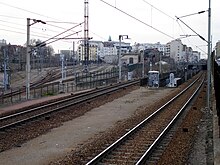 Séparation, à l'ouest de la gare d'Asnières-sur-Seine, entre la ligne vers Mantes via Poissy (à l'extrême gauche, au-delà des voies de garage) et la ligne vers Mantes via Conflans-Sainte-Honorine (au premier plan).