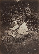 Deux paysannes assises (années 1870).