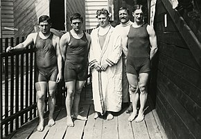 Photographie noir et blanc d'hommes en maillot de bain
