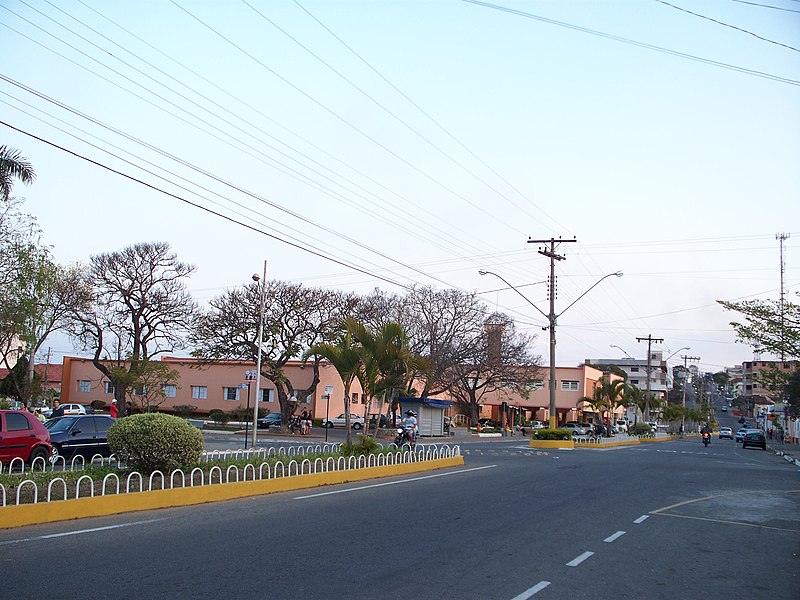 File:Avenida em Oliveira - panoramio.jpg