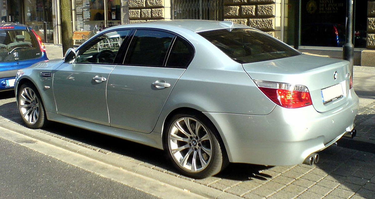 Datei:BMW M5 (E60) silver hl.jpg – Wikipedia