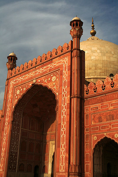 File:Badshahi Mosque - Architectural Features.jpg