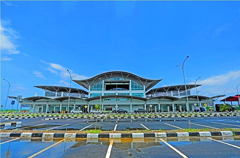 File:Bandara-ranai.jpg