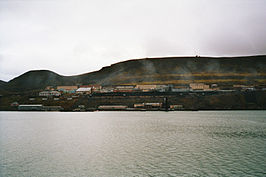 Barentszburg gezien vanaf de overkant van de fjord