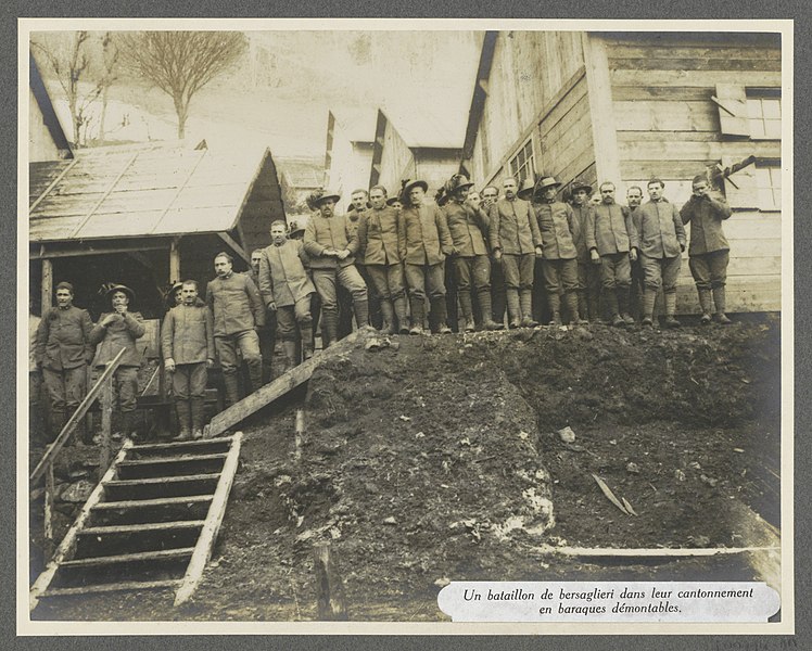 File:Bataljon van Italiaanse Bersaglieri voor hun demonteerbare barakken in de Dolomieten Un bataillon de bersaglieri dans leur cantonnement en baraques démontables. (titel op object), RP-F-F00994-AN.jpg