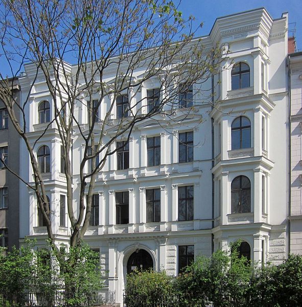 File:Berlin, Kreuzberg, Erkelenzdamm 5, Mietshaus.jpg