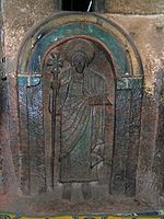 Ett av de sju helgonen i naturlig storlek inristade i väggen i Bet Golgata-kyrkan, Lalibela, 1400-talet (traditionellt tros ha gjorts under Gebre Mesqel Lalibelas regeringstid)[122]