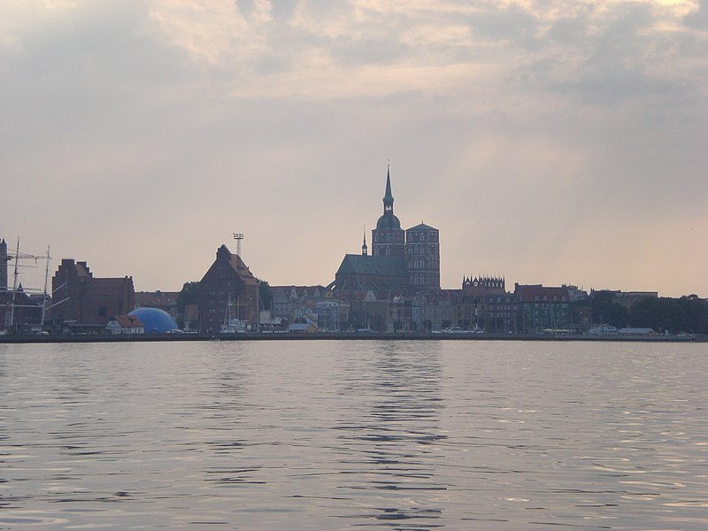 File:Blick auf die Altstadt Stralsund und Speicher im Hafen vom Strelasund aus 2006-09-30.jpg