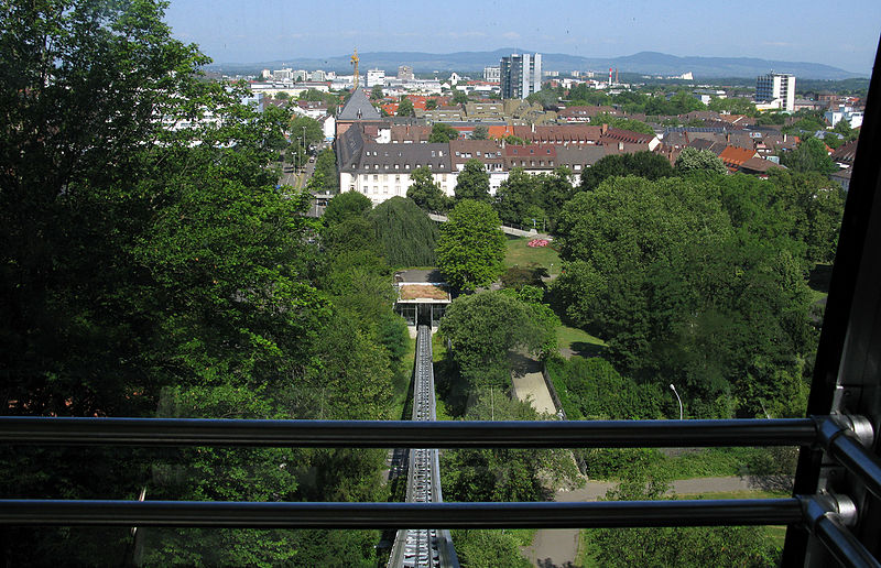 File:Blick aus der Schlossbergbahn auf Freiburg 3.jpg