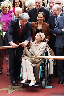 Rainer zerschneidet mit Klaus Wowereit das goldene Band des Boulevards der Stars (2011)